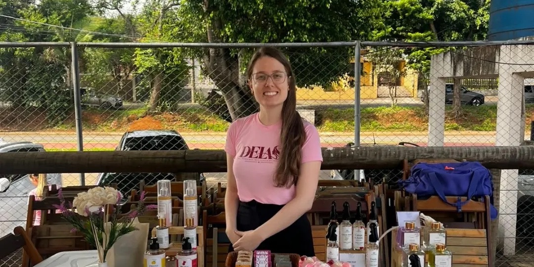 A Carol na mesa da As Essências no evento Delas, do Outubro Rosa