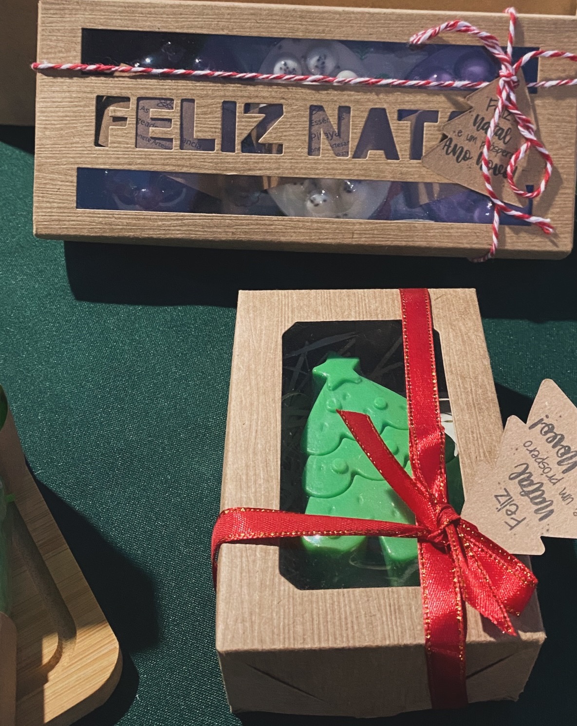 Caixas kraft Feliz Natal com sabonete de árvore e laço vermelho