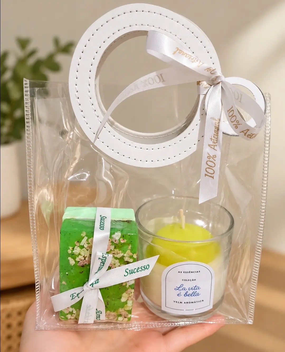 Kit Sucesso: sabonete verde e vela amarela em embalagem transparente com laço