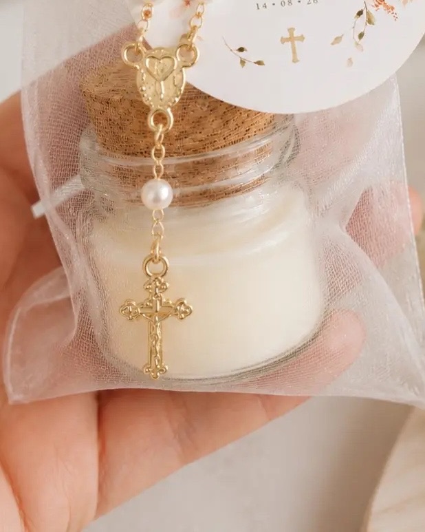 Vela com terço em embalagem de organza, lembrancinha de crisma