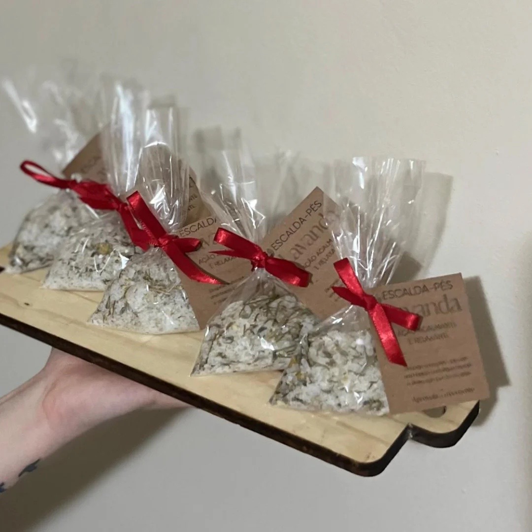Lembrancinhas de escalda-pés de lavanda com laço vermelho