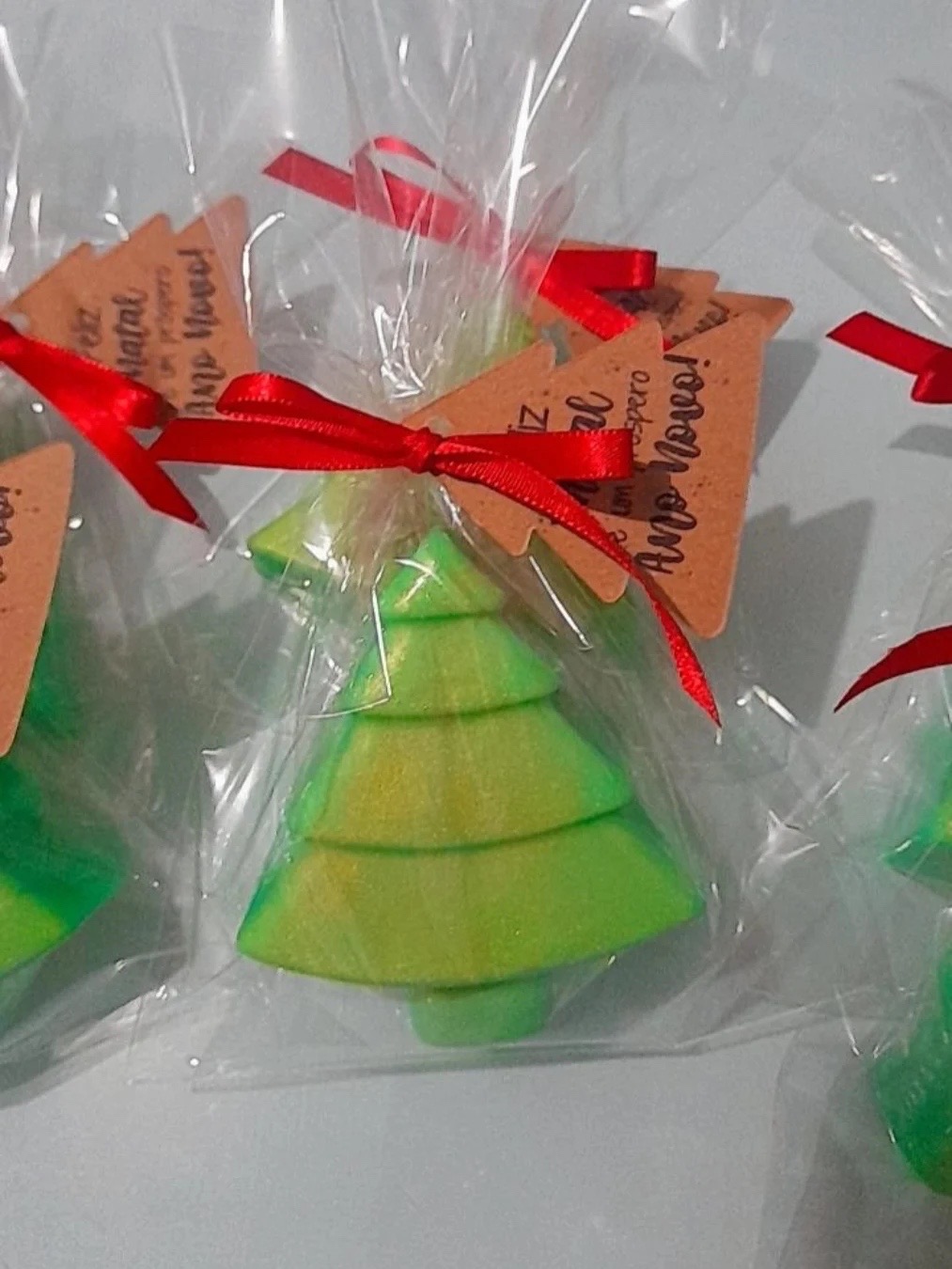 Sabonete verde em forma de árvore de Natal com laço vermelho