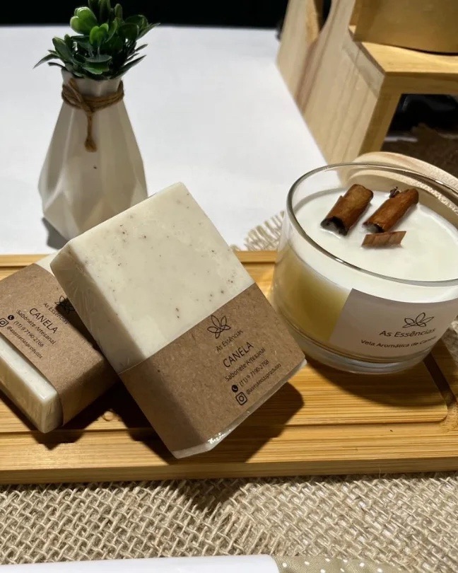 Vela com paus de canela ao lado de sabonetes de canela