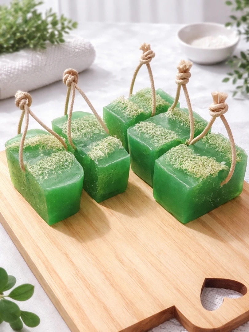 Sabonetes verdes com bucha vegetal e alça de corda