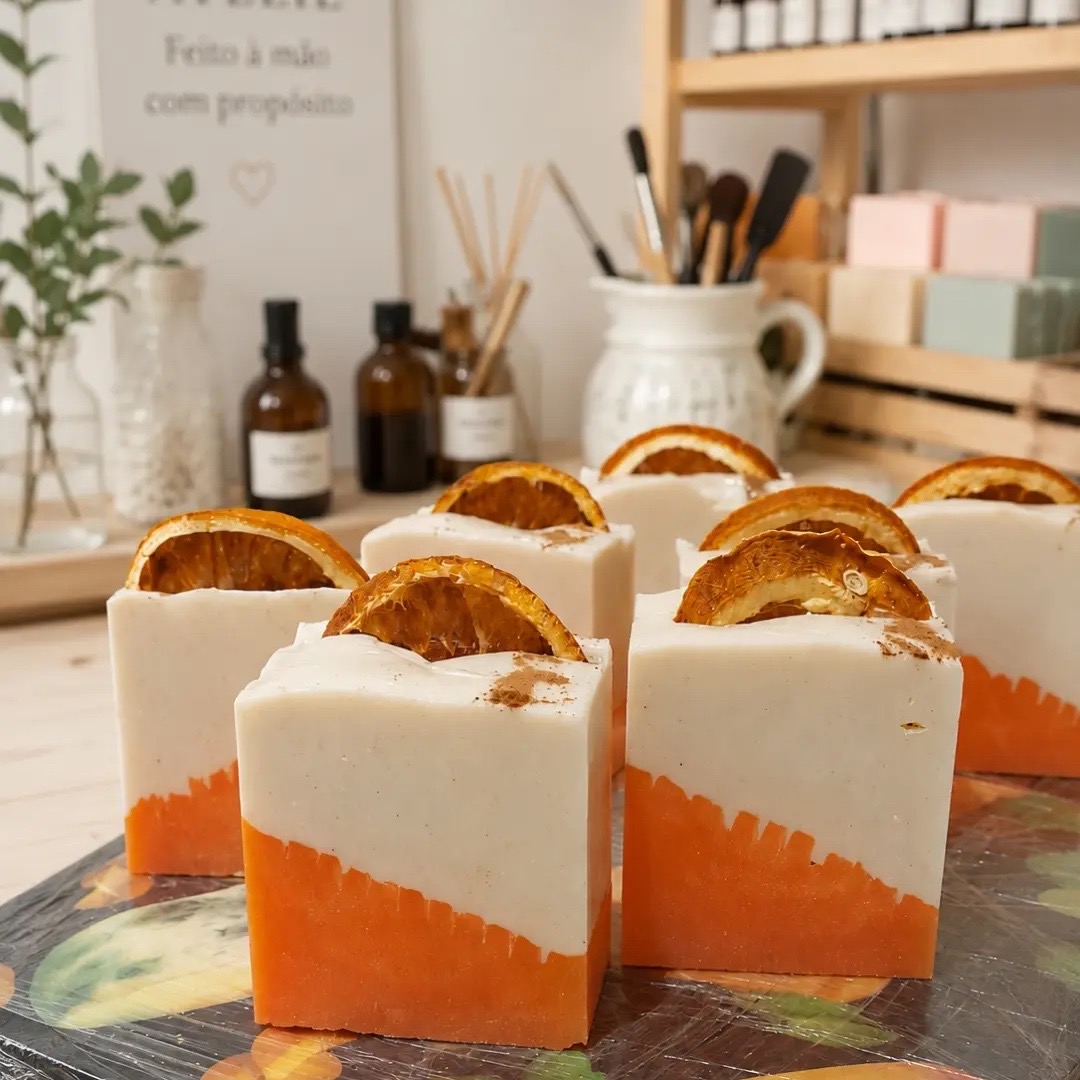 Sabonetes laranja e branco com rodela de laranja desidratada